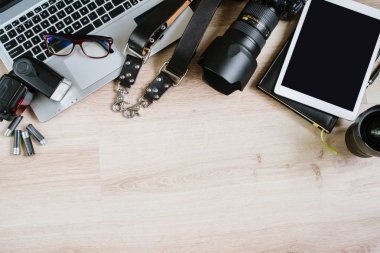 Fotoğraf hipster çalışma tablosu bilgisayar, tablet, film, mercek, malzeme ve makine ile ayarla. Kopya alanı ile Üstten Görünüm