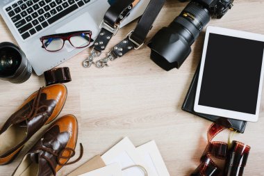 Fotoğraf hipster çalışma tablosu bilgisayar, tablet, film, mercek, malzeme ve makine ile ayarla. Kopya alanı ile Üstten Görünüm