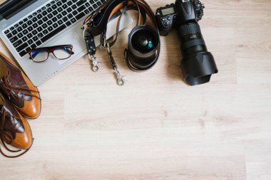 Fotoğraf hipster çalışma tablosu bilgisayar, tablet, film, mercek, malzeme ve makine ile ayarla. Kopya alanı ile Üstten Görünüm
