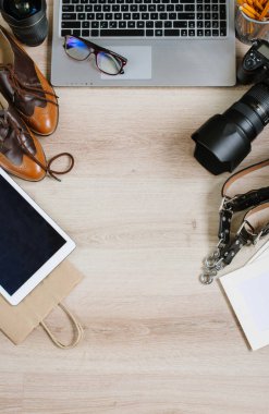 Dikey fotoğraf hipster çalışma tablosu bilgisayar, tablet, film, mercek, malzeme ve makine ile ayarla. Kopya alanı ile Üstten Görünüm