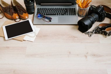 Fotoğraf hipster çalışma tablosu bilgisayar, tablet, film, mercek, malzeme ve makine ile ayarla. Kopya alanı ile Üstten Görünüm