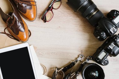 Fotoğraf hipster çalışma tablosu tablet, film, vintage ayakkabılar, lensler, sarf malzemeleri ve dijital film kameraları ile ayarla. Kopya alanı ile Üstten Görünüm