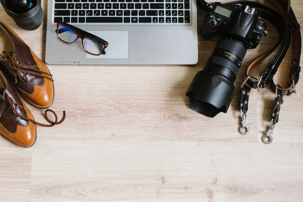 Fotoğraf hipster çalışma tablosu bilgisayar, tablet, film, mercek, malzeme ve makine ile ayarla. Kopya alanı ile Üstten Görünüm