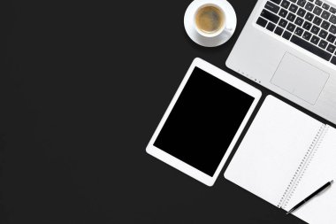 Ofis siyah iş Resepsiyon Masa laptop, tablet, fincan kahve ve boş Not Defteri ile.