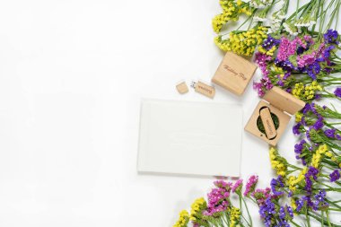Güzel beyaz düğün photobook ve Usb flash sürücü el yapımı ahşap kutusunda. Düğün kavramı