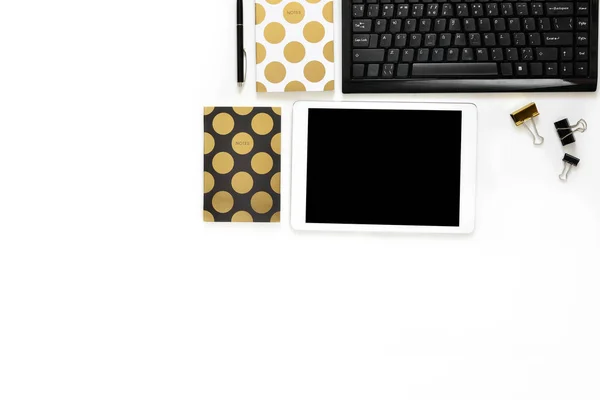 Плоская фотография офисного белого стола с табличкой, клавиатурой и золотым фоном для копирования тетрадей — стоковое фото