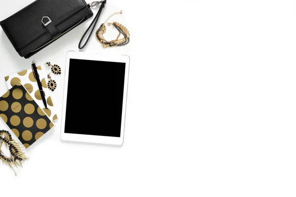 Пласка покладена фотографія стильного офісного білого столу з гаманцем, жіночі прикраси, планшетні і золоті блокноти копіюють простір фону — стокове фото
