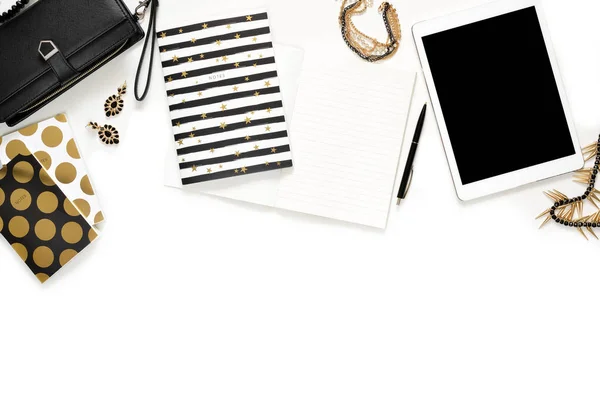 Flat lay foto de oficina elegante escritorio blanco con billetera, joyas de las mujeres, teclado y cuaderno de oro copia de fondo —  Fotos de Stock