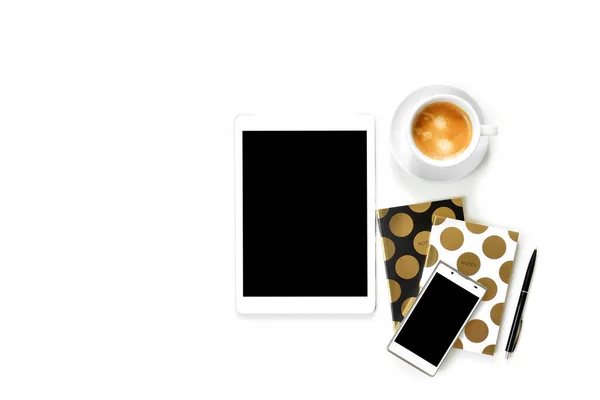 Flat lay foto di ufficio scrivania bianca con tablet, tazza di caffè e oro notebook copia spazio sfondo — Foto Stock