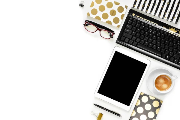 Пласка покладена фотографія офісного білого столу з планшетом, клавіатурою та золотим фоном копіювання простору ноутбука — стокове фото