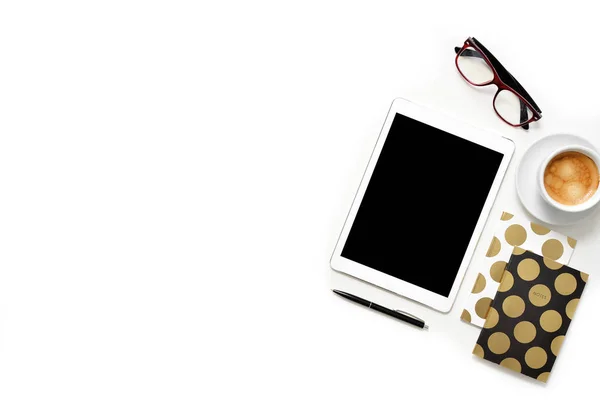 Flat lay foto de escritorio blanco de la oficina con la tableta, taza de café y cuaderno de oro copia de fondo — Foto de Stock