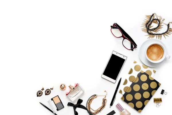 Płaskie świeckich Moda kobieca domowym biurze obszaru roboczego z telefonu, filiżanka kawy, stylowe czarne złoto notebooki, kosmetyki i biżuteria na białym tle. Widok z góry na biurko biznes dla kobiet — Zdjęcie stockowe