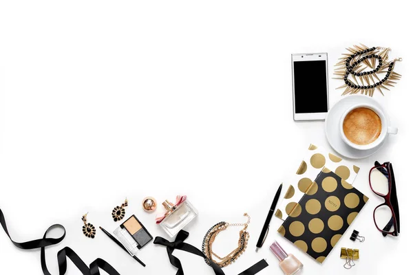 Düz yatıyordu moda kadınsı ev ofis çalışma alanı ile telefon, fincan kahve, şık siyah altın notebook, kozmetik ve beyaz arka plan üzerinde takı. Kadın iş çalışma masası üzerinde Üstten Görünüm