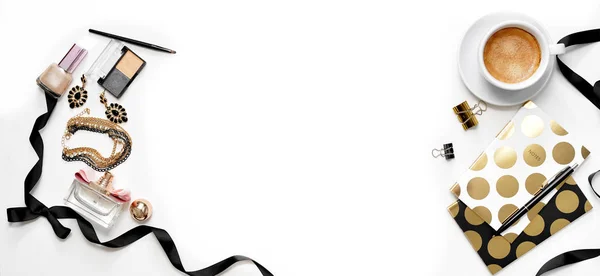 Płaskie świeckich Moda kobieca transparent office obszaru roboczego z tabletu, filiżanka kawy, stylowe czarne złoto notebooki, kosmetyki i biżuteria na białym tle. Widok z góry na kobiet biznesu piękno biurko — Zdjęcie stockowe