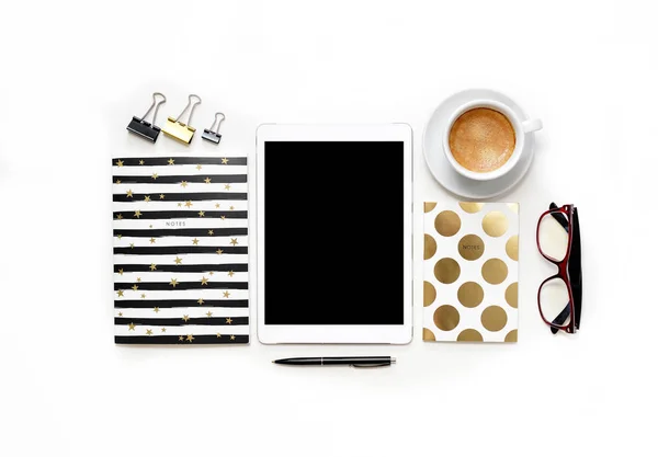 Plano laico foto de escritorio blanco de la oficina con la tableta, el teclado y el fondo de copia portátil de oro —  Fotos de Stock