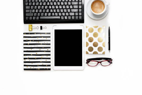 Plano laico foto de escritorio blanco de la oficina con la tableta, el teclado y el fondo de copia portátil de oro —  Fotos de Stock