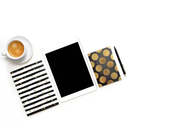 Poser à plat photo de bureau blanc minimaliste avec tablette, café tasse et élégant fond d'espace de copie ordinateur portable en or — Photo