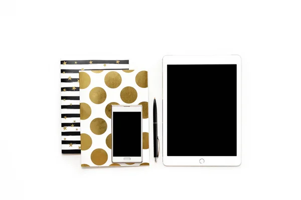 Flat lay foto de escritorio de oficina blanco minimalista con teléfono, tableta y elegantes cuadernos de oro copia de fondo —  Fotos de Stock