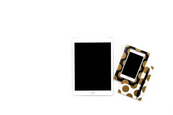 Flat lay foto de escritorio de oficina blanco minimalista con teléfono, tableta y elegantes cuadernos de oro copia de fondo —  Fotos de Stock