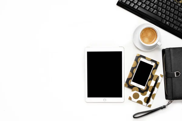 Plano laico foto de escritorio blanco de la oficina con la tableta, el teclado y el fondo de copia portátil de oro —  Fotos de Stock