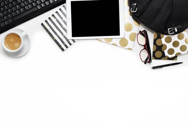 Plano laico foto de escritorio blanco de la oficina con la tableta, el teclado y el fondo de copia portátil de oro — Foto de Stock