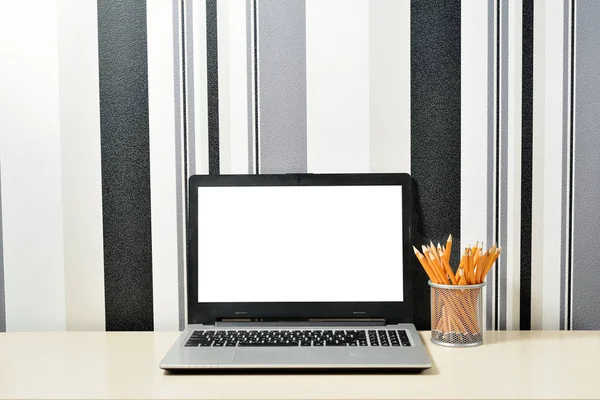 Simular portátil, portátil en el escritorio con lata de lápices en la pared de fondo minimalista en blanco y negro — Foto de Stock
