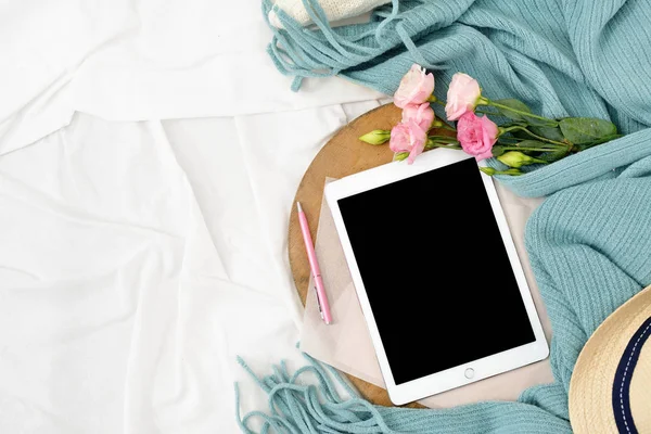 Plana colocar comprimido e flores em cobertor branco com xadrez turquesa — Fotografia de Stock