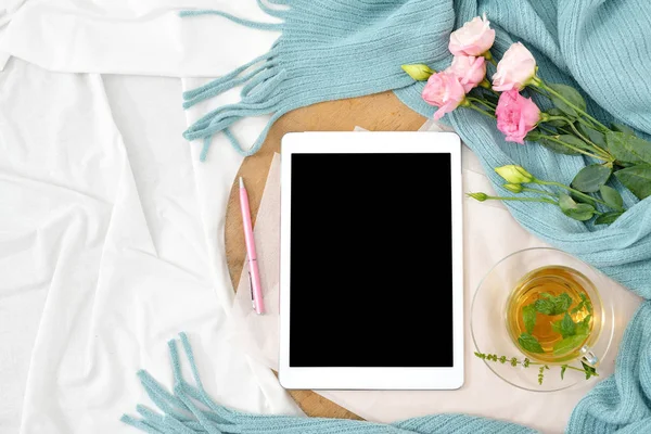 Ahududu cheesecake, nane çayı ve açık not defteri, tablet ile yatakta düz yatıyordu Kahvaltı