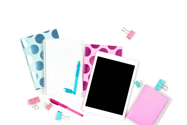 Плоская лежащая фотография офисного белого стола с табличкой и стильным розовым синим фоном для копирования записных книжек — стоковое фото