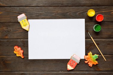 Geri okul kavramı ve arka plan için renkli kalemler, kırmızı appple gingerbread ahşap tablo