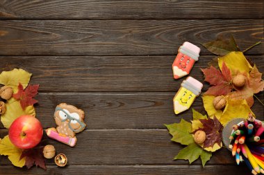 Geri okul kavramı ve arka plan için renkli kalemler, kırmızı appple gingerbread ahşap tablo