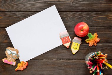 Geri okul kavramı ve arka plan için renkli kalemler, kırmızı appple gingerbread ahşap tablo