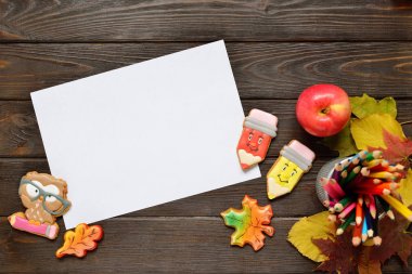 Geri okul kavramı ve arka plan için renkli kalemler, kırmızı appple gingerbread ahşap tablo