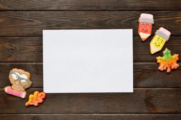 Geri okul kavramı ve arka plan için renkli kalemler, kırmızı appple gingerbread ahşap tablo