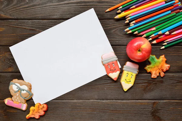 Geri okul kavramı ve arka plan için renkli kalemler, kırmızı appple gingerbread ahşap tablo