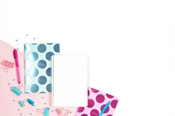 Flat lay foto de escritorio blanco de la oficina con la tableta y elegante azul rosa cuaderno copia de fondo — Foto de Stock