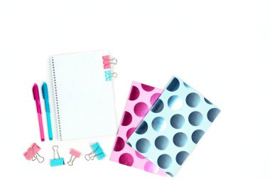 Beyaz Ofis Masası tablet ve şık pembe mavi defter kopyalama alanı arka plan ile düz yatıyordu fotoğrafı