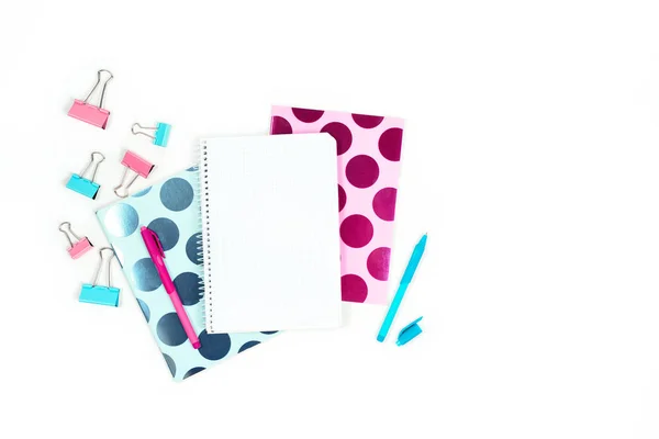 Flat lay foto de escritorio blanco de la oficina con la tableta y elegante azul rosa cuaderno copia de fondo —  Fotos de Stock