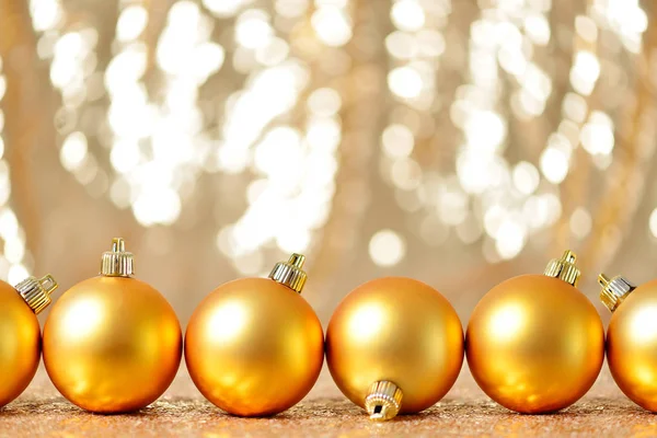 Vánoční zlaté koule v zimním prostředí, zimní svátky koncept. — Stock fotografie