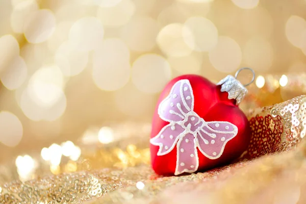 Vánoční pozadí, Silvestrovské dekorace červené srdce na zlaté třpytky abstraktní rozmazané holiday bokeh pozadí — Stock fotografie