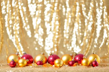 Altın kırmızı topları ile yılbaşı yeni yıl kompozisyon satır satır arka plan tatil dekorasyon oyuncak kavramı