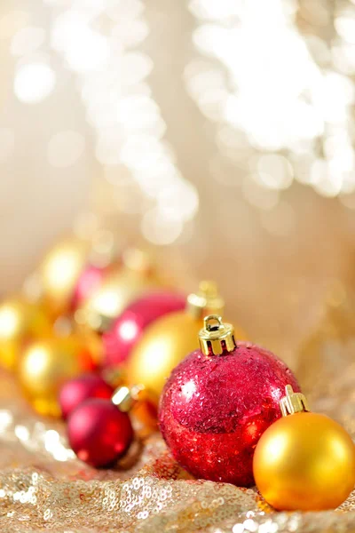 Vánoční pozadí, nový rok zavřít do červené a zlaté zdobení kuličky na třpytky abstraktní rozmazané holiday bokeh pozadí — Stock fotografie