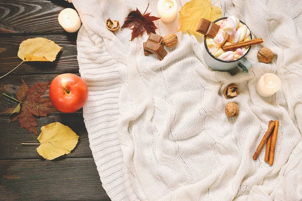 Quadro de outono feito de folhas de outono secas, caneca de cacau com marshmellows, nozes, canela, xadrez, maçãs. Vista superior sobre fundo de madeira marrom — Fotografia de Stock