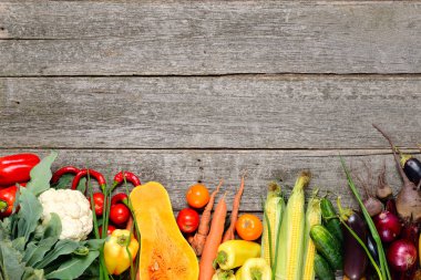 Büyük sonbahar taze sebzelerin üzerinde ahşap arka plan belirleme