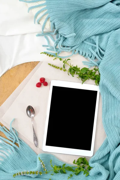 Flat lay breakfast in bed with raspberry cheesecake, mint tea and open note book, tablet — Stock Photo, Image