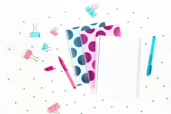 Flat lay foto de escritorio blanco de la oficina con la tableta y elegante azul rosa cuaderno copia de fondo — Foto de Stock