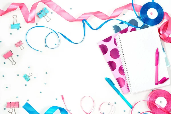 Плоская лежащая фотография офисного белого стола с табличкой и стильным розовым синим фоном для копирования записных книжек — стоковое фото