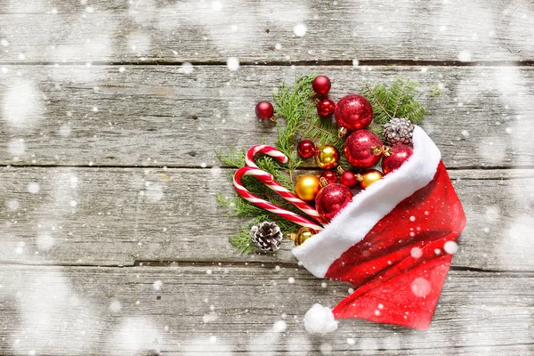 Klasický vánoční složení koule, hračky, sladkosti, větve jedle na vinobraní dřevěné pozadí — Stock fotografie