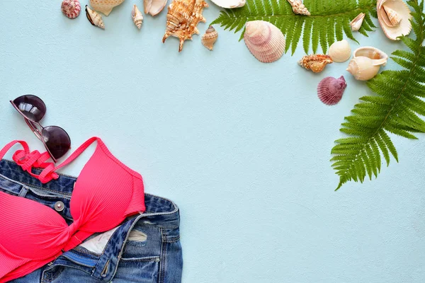 Kadın yaz bikini mayo ve aksesuarları mavi palmiye dalları, şapka ve güneş gözlüğü ile kolaj.