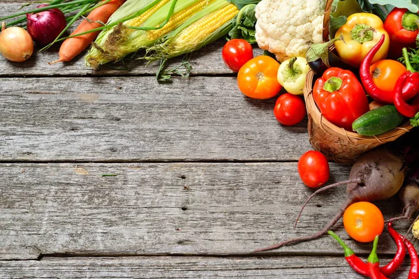 Ahşap arka plan üzerinde taze sebze ham organik kümesi. Bahçeden sonbaharda hasat